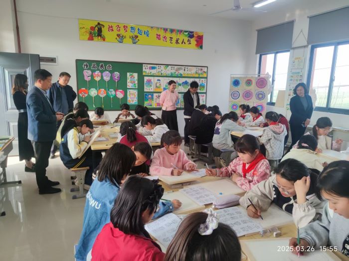校際交流促發(fā)展  分享互鑒共提升 ——縣教體局到到雙塔鎮(zhèn)中心小學(xué)開展校際交流活動(dòng)