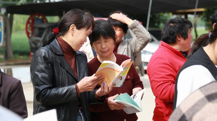 【公共圖書(shū)館服務(wù)宣傳周】民權(quán)縣圖書(shū)館開(kāi)展全民閱讀推廣服務(wù)進(jìn)鄉(xiāng)村活動(dòng)