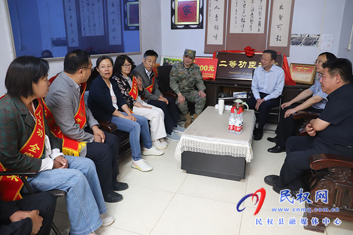 縣委書記王靜嫻為榮獲二等功現(xiàn)役軍人朱鵬及其家庭送喜報