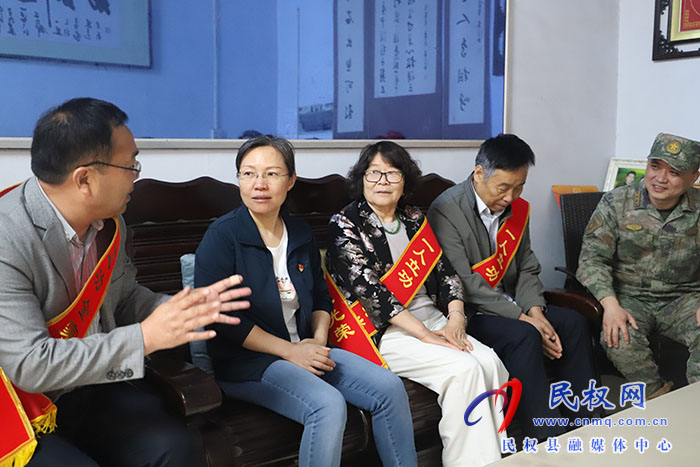 縣委書記王靜嫻為榮獲二等功現(xiàn)役軍人朱鵬及其家庭送喜報