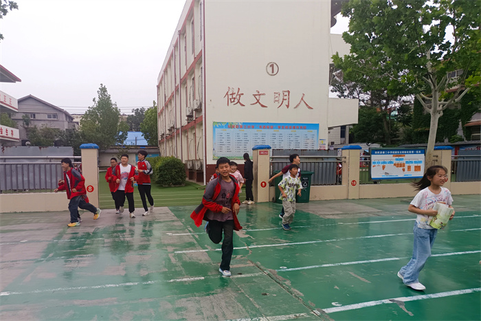 民權縣第三小學開展防震減災逃生演練