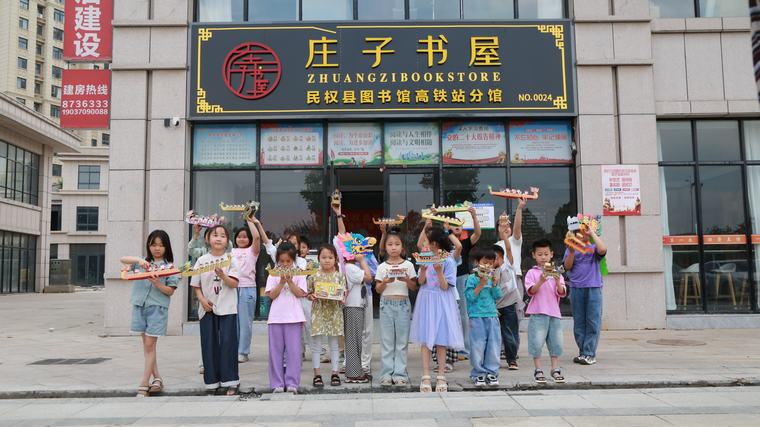 民權(quán)縣圖書(shū)館在舉辦“端午‘閱’時(shí)光 書(shū)香‘粽’情長(zhǎng)”主題閱讀活動(dòng)