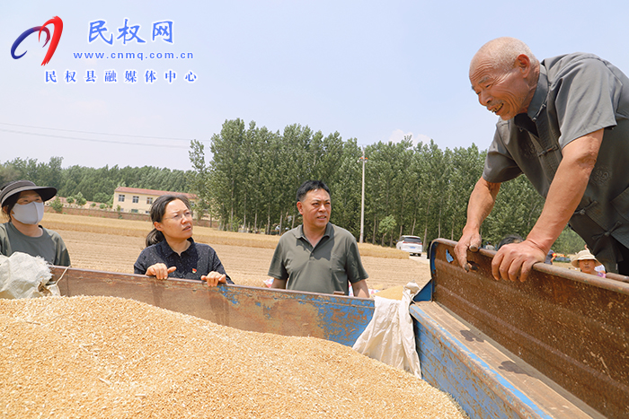 縣委書記王靜嫻調(diào)研“三夏”生產(chǎn)工作