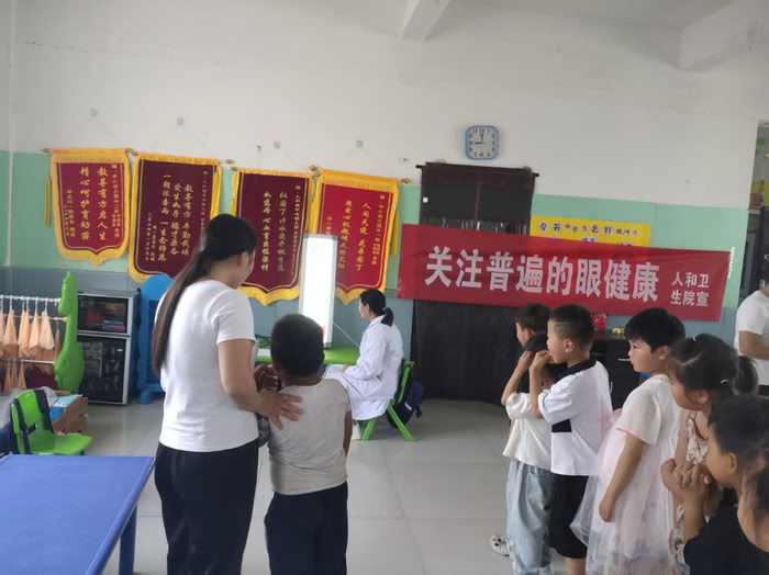 民權(quán)人和鎮(zhèn)衛(wèi)生院＂愛眼日＂宣傳活動進(jìn)校園