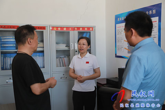 縣委書記王靜嫻調(diào)研產(chǎn)業(yè)強(qiáng)鎮(zhèn)、基層網(wǎng)格化服務(wù)管理、村級后備力量培育儲備、群腐整治、深入貫徹中央八項(xiàng)規(guī)定精神學(xué)習(xí)教育情況等工作